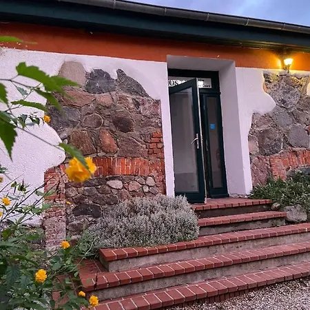 Neu Renoviert: 11 Mit Grosser Wohnkueche, Mitten In Der Neu Gaarz