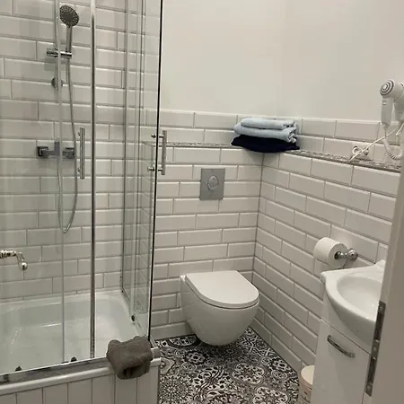 Neu Renoviert: 11 Mit Grosser Wohnkueche, Mitten In Der * Neu Gaarz