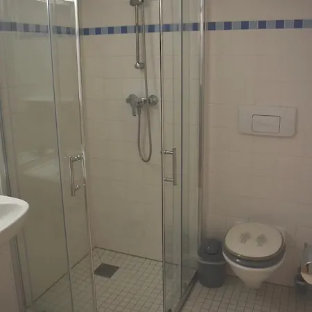 Neu Renoviert: 11 Mit Grosser Wohnkueche, Mitten In Der * Neu Gaarz