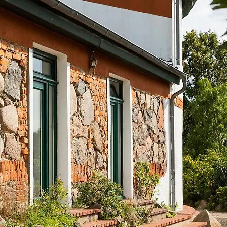 Neu Renoviert: 11 Mit Grosser Wohnkueche, Mitten In Der * Neu Gaarz