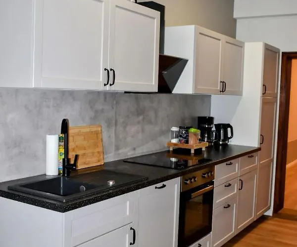 Neu Renoviert: 11 Mit Grosser Wohnkueche, Mitten In Der Daire