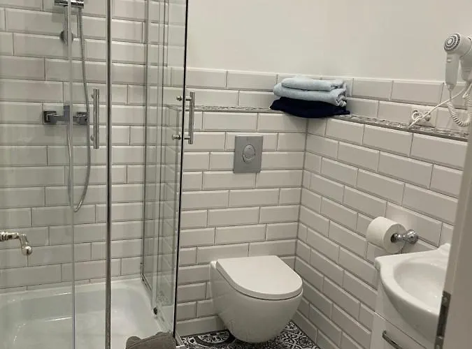 Neu Renoviert: 11 Mit Grosser Wohnkueche, Mitten In Der * Neu Gaarz