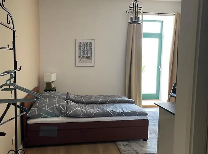 Neu Renoviert: 11 Mit Grosser Wohnkueche, Mitten In Der Daire *