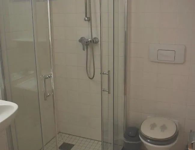 Neu Renoviert: 11 Mit Grosser Wohnkueche, Mitten In Der * Neu Gaarz